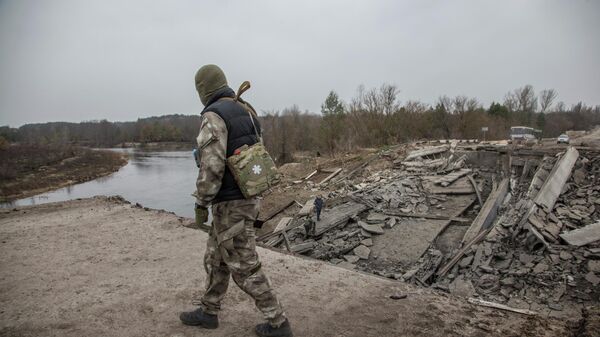 一名烏軍士兵在一座被毀橋梁旁 - 俄羅斯衛星通訊社