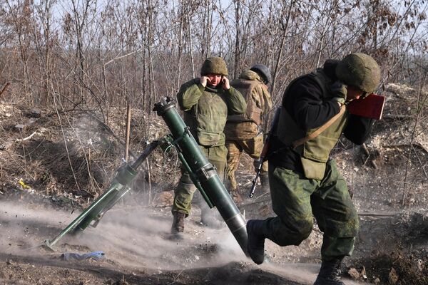 卢甘斯克人民共和国人民警察部队向乌军利西昌斯卡镇阵地开火射击。 - 俄罗斯卫星通讯社