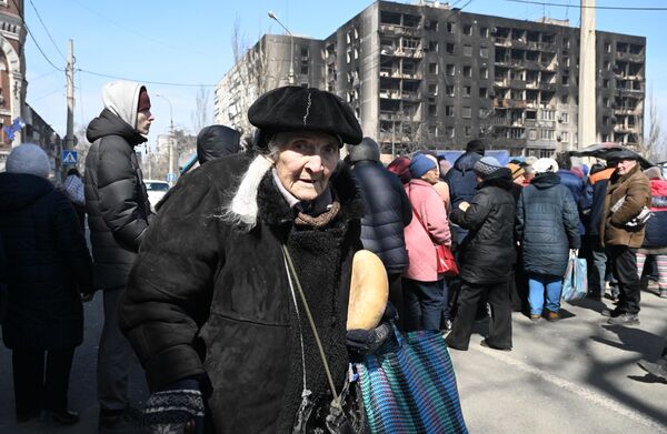 马里乌波尔市居民排队领取救援物资。 - 俄罗斯卫星通讯社