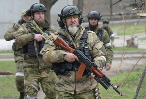 車臣“阿赫瑪特”快反部隊官兵準備進攻烏軍馬里烏波爾市據點。 - 俄羅斯衛星通訊社