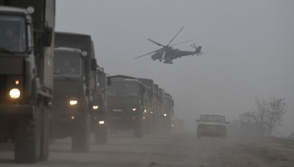 俄联邦军事车队与护航米-24武装直升机在阿尔姆扬斯克市行进。 - 俄罗斯卫星通讯社