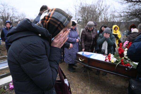 戈尔洛夫卡市居民送别在乌军炮击中身亡的亲属。2月25日，乌克兰军队对顿涅茨克人民共和国戈尔洛夫卡市发动大规模炮击。炮击覆盖了当地第50中学，有两名教师在此次袭击中身亡。 - 俄罗斯卫星通讯社