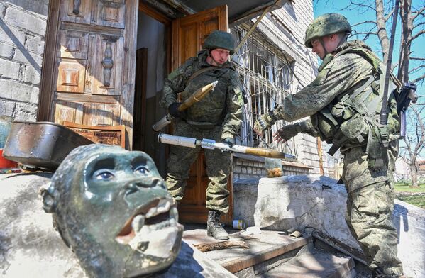 俄軍工兵清理烏軍遺棄在馬里烏波爾市內建築的軍火材料。 - 俄羅斯衛星通訊社