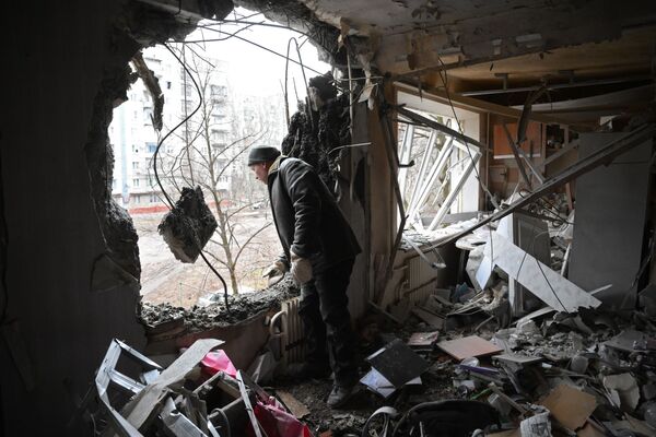 戈尔洛夫卡市居民在家中查看损失情况。 - 俄罗斯卫星通讯社