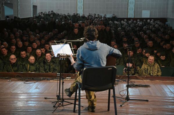 俄罗斯著名音乐人尤利娅·奇切林娜为军事人员演出。 - 俄罗斯卫星通讯社