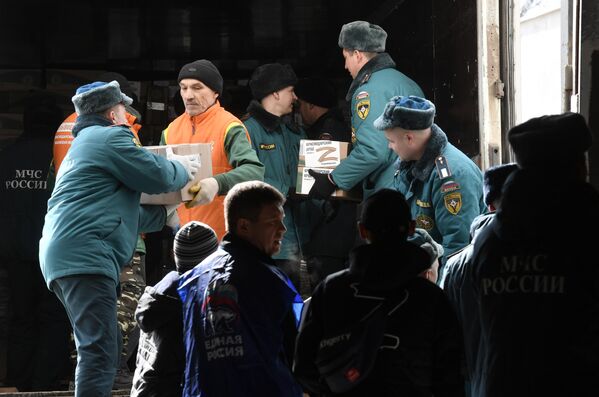 俄罗斯紧急情况部工作人员在阿尔姆扬斯克市卸载人道主义救援物资。 - 俄罗斯卫星通讯社