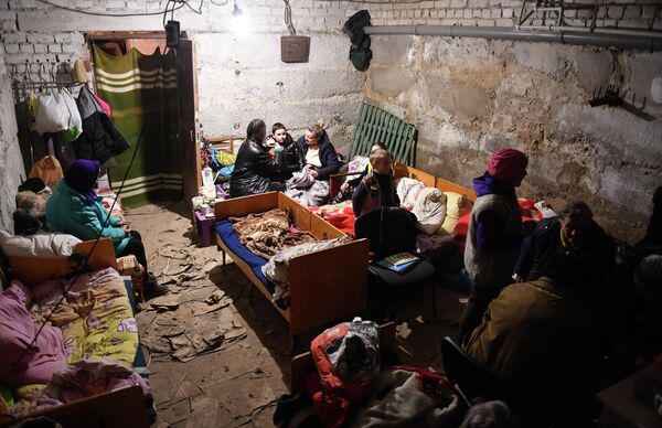 雷宾斯科耶镇居民在地下室躲避乌军炮击。 - 俄罗斯卫星通讯社
