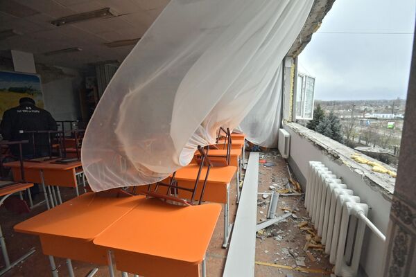 頓涅茨克人民共和國薩爾塔那鎮新希臘語學校的殘破教室。 - 俄羅斯衛星通訊社