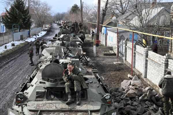 顿涅茨克人民共和国斯沃博德诺耶镇街道上的军事装备。 - 俄罗斯卫星通讯社