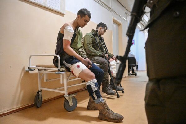 烏軍馬里烏波爾投降人員在新亞速中心區醫院接受醫療救助。 - 俄羅斯衛星通訊社