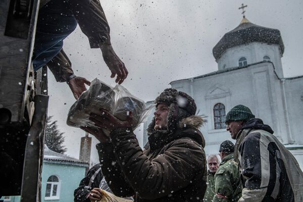 盧甘斯克人民共和國人民警察部隊向瓦爾瓦羅夫卡鎮居民提供人道主義救援物資。 - 俄羅斯衛星通訊社