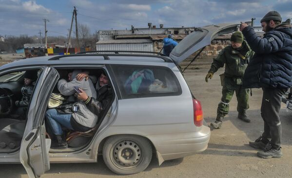 頓涅茨克人民共和國人民警察部隊在馬里烏波爾市外設卡檢查。 - 俄羅斯衛星通訊社