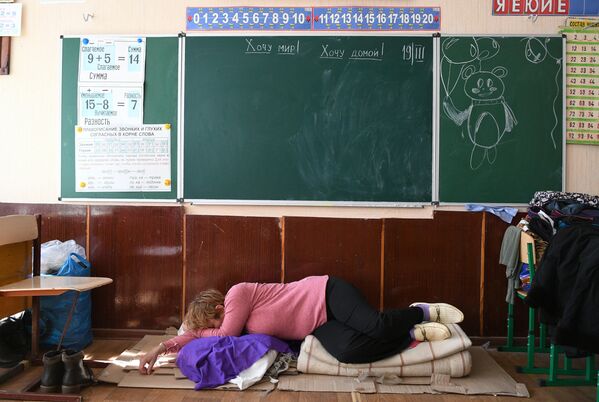 馬里烏波爾市難民在別濟緬諾耶鎮小學內躲避戰火。 - 俄羅斯衛星通訊社