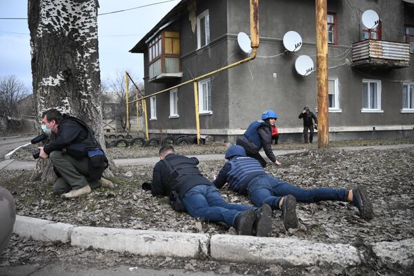 媒体记者在戈尔洛夫卡市采访报道。 - 俄罗斯卫星通讯社