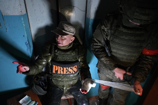 中国凤凰卫视记者卢宇光在马里乌波尔市报道期间负伤。 - 俄罗斯卫星通讯社