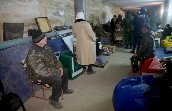 尼古拉耶夫卡鎮居民與頓涅茨克人民共和國官兵和媒體記者在地下室躲避炮擊。 - 俄羅斯衛星通訊社