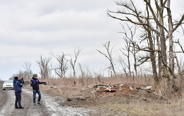 媒体记者在乌军遗弃的阵地内采访报道。 - 俄罗斯卫星通讯社