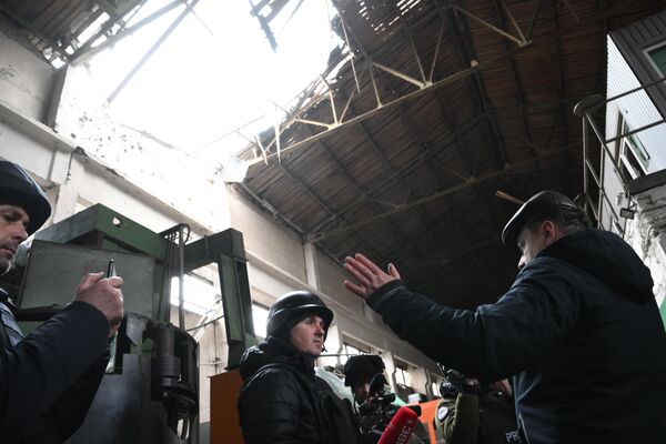 媒体记者在戈尔洛夫卡市“特种煤炭机械”修理厂采访报道。 - 俄罗斯卫星通讯社