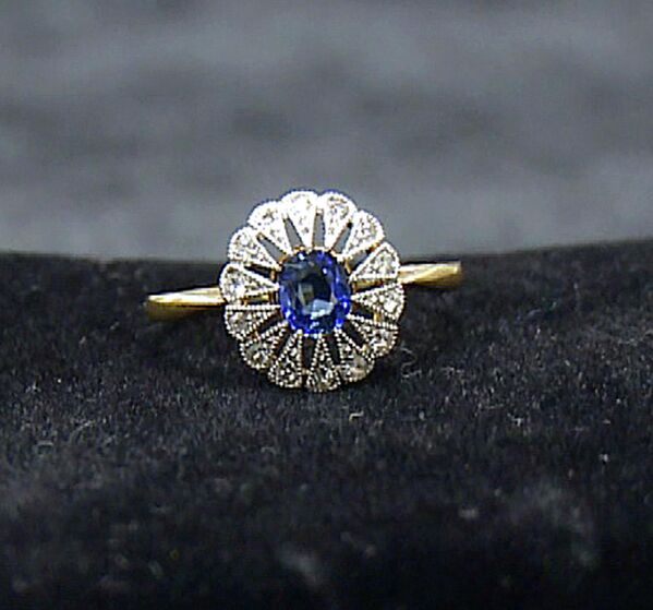 泰坦尼克號上發現的一枚鑽石和藍寶石鑲嵌的戒指。為紀念“泰坦尼克號”沈沒100週年，曾在美國多地舉辦大規模珠寶展。2012年11月16日，亞特蘭大。 - 俄羅斯衛星通訊社