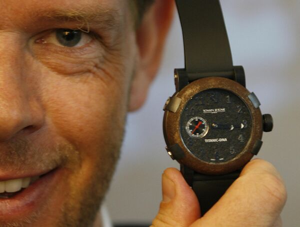瑞士制表品牌“Romain Jerome”首席執行官Ivan Arpa展示一隻名為“泰坦尼克-DNA”的腕表，其中包含從海底得到的泰坦尼克號郵輪殘骸。2007年4月12日，瑞士巴塞爾。 - 俄羅斯衛星通訊社