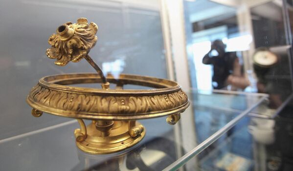 2012年1月5日，在紐約無畏號海空博物館舉行的泰坦尼克號文物拍賣會展覽，從泰坦尼克號殘骸中發現的一個金色吊燈。2012年4月11日，泰坦尼克號首航100週年之際，格恩西島拍賣行拍賣從泰坦尼克號殘骸找到的5000多件文物。 - 俄羅斯衛星通訊社