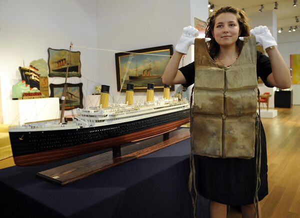 2008年6月18日，佳士得拍賣行的一件泰坦尼克號救生衣。 - 俄羅斯衛星通訊社