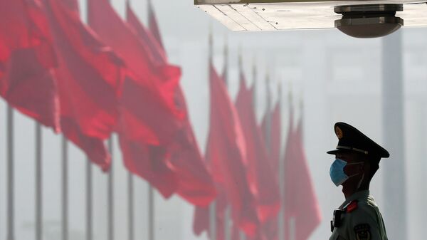 Китайский  полицейский стоит на страже возле площади Тяньаньмэнь перед открытием сессии ВСНП в Пекине - 俄罗斯卫星通讯社