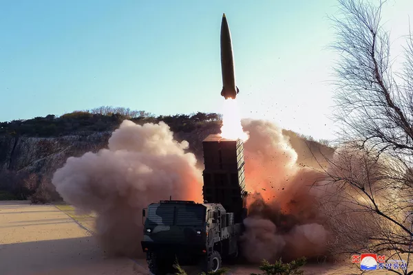 朝鮮在保密地區試射新型戰術導彈。 朝鮮在保密地區試射新型戰術導彈。 - 俄羅斯衛星通訊社