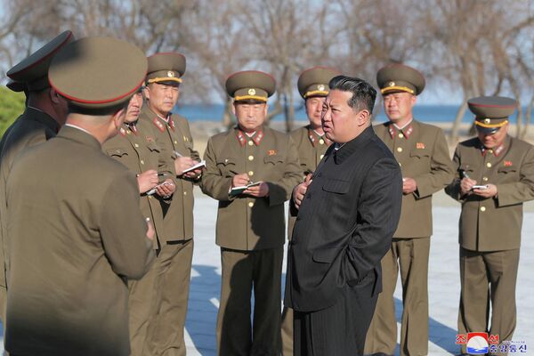 金正恩觀看新型戰術導彈發射。 - 俄羅斯衛星通訊社