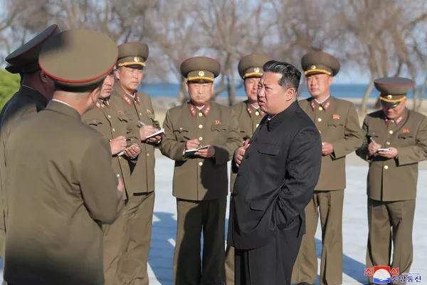 金正恩觀看新型戰術導彈發射。 金正恩觀看新型戰術導彈發射。 - 俄羅斯衛星通訊社