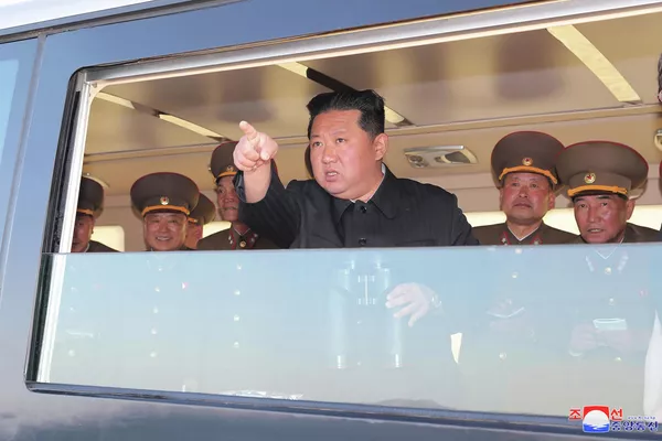 金正恩觀看新型戰術導彈發射。 金正恩觀看新型戰術導彈發射。 - 俄羅斯衛星通訊社
