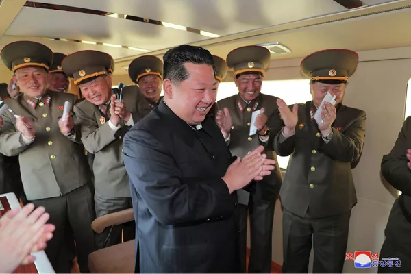 金正恩觀看新型戰術導彈發射。 金正恩觀看新型戰術導彈發射。 - 俄羅斯衛星通訊社