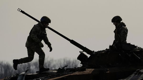 Украинские военные на уничтоженном танке ВС РФ - 俄羅斯衛星通訊社