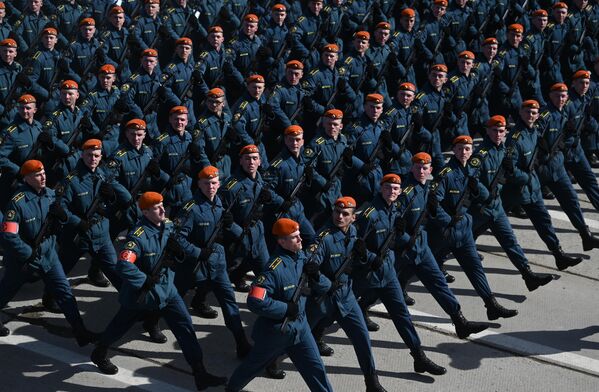 俄羅斯緊急情況部官兵在莫斯科州阿拉比諾靶場參加偉大衛國戰爭勝利77週年紅場閱兵式合練彩排。 - 俄羅斯衛星通訊社