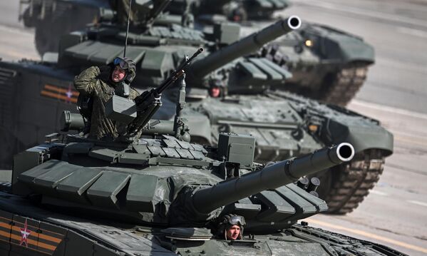 俄军T-72B3主战坦克方队参加伟大卫国战争胜利77周年红场阅兵式合练彩排。 - 俄罗斯卫星通讯社