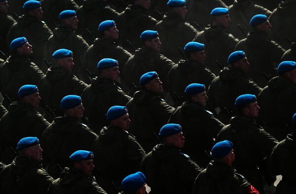 俄军官兵在莫斯科州阿拉比诺靶场参加伟大卫国战争胜利77周年红场阅兵式合练彩排。 - 俄罗斯卫星通讯社