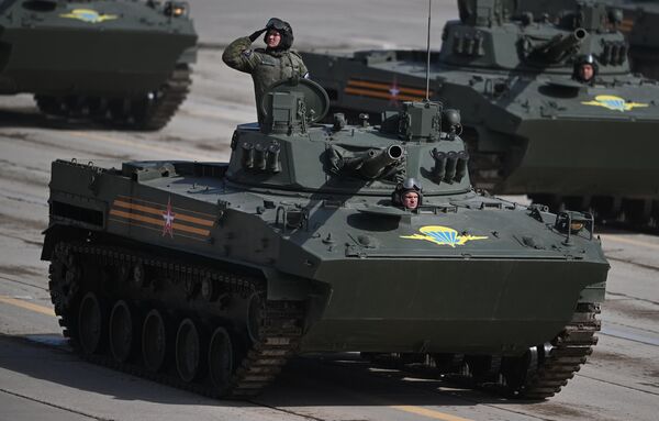 俄军BMD-4空降战车方队参加伟大卫国战争胜利77周年红场阅兵式合练彩排。 - 俄罗斯卫星通讯社