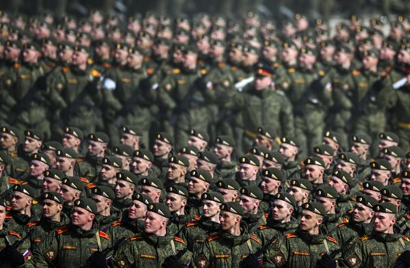 俄軍官兵在莫斯科州阿拉比諾靶場參加偉大衛國戰爭勝利77週年紅場閱兵式合練彩排。 - 俄羅斯衛星通訊社