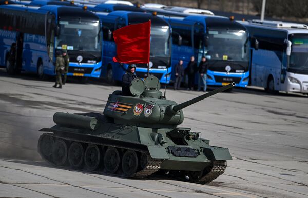俄军T-34-85中型坦克参加伟大卫国战争胜利77周年红场阅兵式合练彩排。 - 俄罗斯卫星通讯社