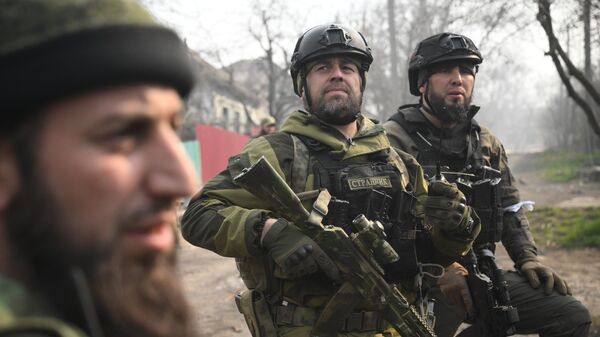 车臣内政部特种部队士兵在马里乌波尔 - 俄罗斯卫星通讯社