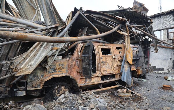 馬里烏波爾“伊里奇”冶金廠廠區內的烏軍車輛殘骸。 - 俄羅斯衛星通訊社