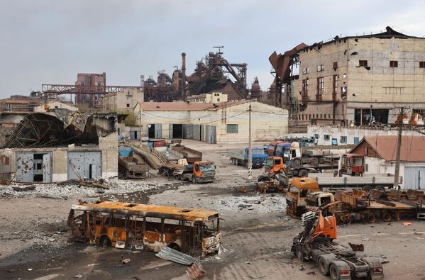 .馬里烏波爾“伊里奇”冶金廠廠區內的車輛殘骸。 - 俄羅斯衛星通訊社