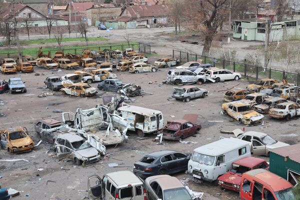马里乌波尔“伊里奇”冶金厂厂区内的车辆残骸。 - 俄罗斯卫星通讯社