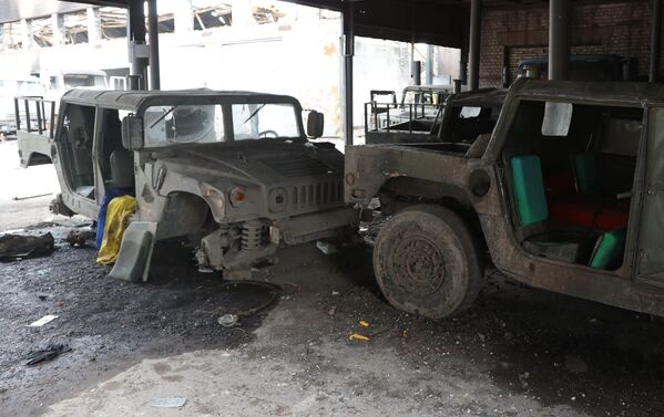馬里烏波爾“伊里奇”冶金廠廠區內的美制“悍馬”車殘骸。 - 俄羅斯衛星通訊社