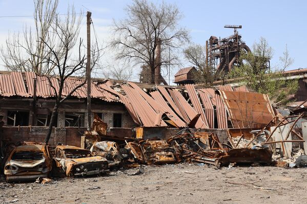馬里烏波爾“伊里奇”冶金廠廠區內的車輛殘骸。 - 俄羅斯衛星通訊社