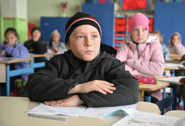 在馬里烏波爾第53學校上課的學生們。 - 俄羅斯衛星通訊社