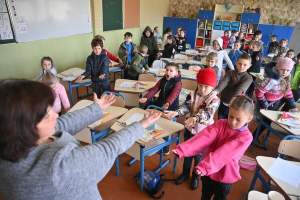 在馬里烏波爾第53學校上課的學生們。 - 俄羅斯衛星通訊社