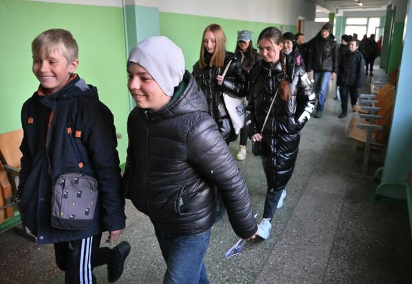 马里乌波尔第53学校走廊里的学生们。 - 俄罗斯卫星通讯社