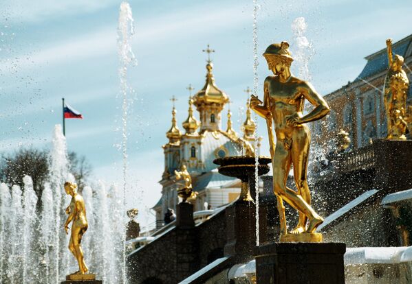 彼得夏宫下公园的大瀑布喷泉。 - 俄罗斯卫星通讯社