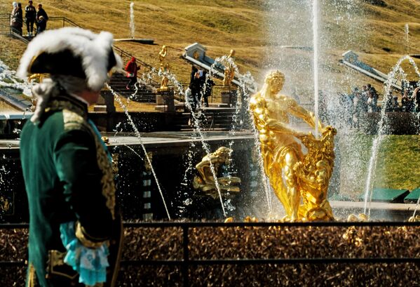 彼得夏宮下公園的大瀑布噴泉。 - 俄羅斯衛星通訊社